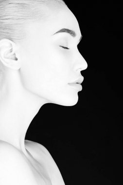 kadın yüzü. siyah ve beyaz