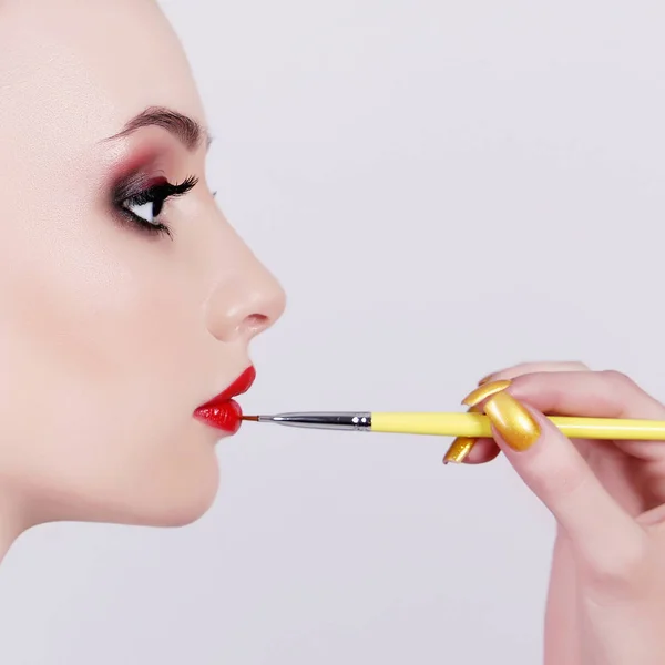 Beauty woman Applying Make-up — Stock Photo, Image