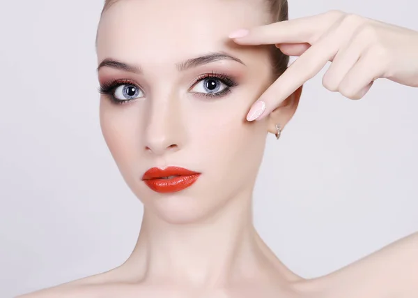 Jeune femme avec des lèvres rouges maquillage — Photo