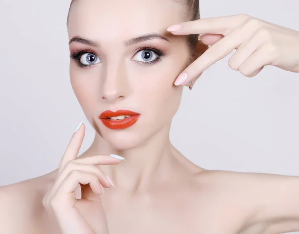 Jeune femme avec des lèvres rouges maquillage — Photo