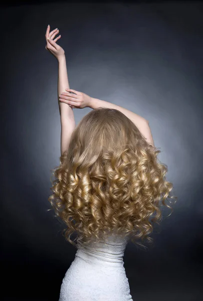 Parte de trás da mulher com cabelo encaracolado saudável — Fotografia de Stock
