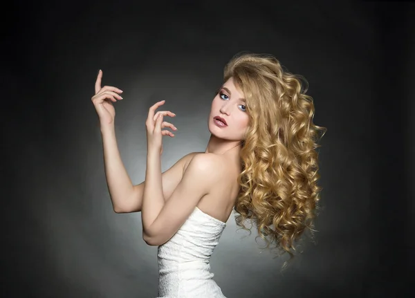 Sexy blondynka z zdrowe włosy faliste — Zdjęcie stockowe