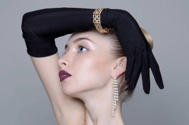 Sarışın kadın eldivenler ve takı