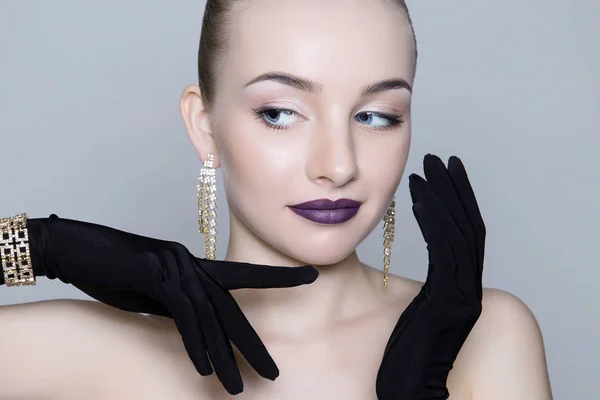 Jonge vrouw in handschoenen en sieraden accessoires — Stockfoto