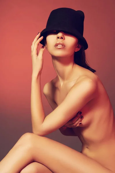 Beautiful nude woman in hat — Stock Photo, Image