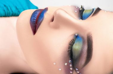 renkli makyaj ve cristals ile karşı karşıya