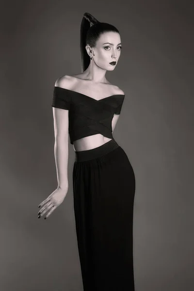 Elegant vacker kvinna i svart klänning — Stockfoto