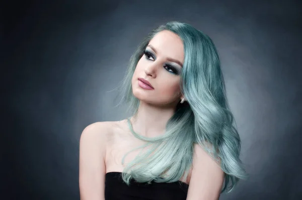 Hermosa joven con cabello azul — Foto de Stock