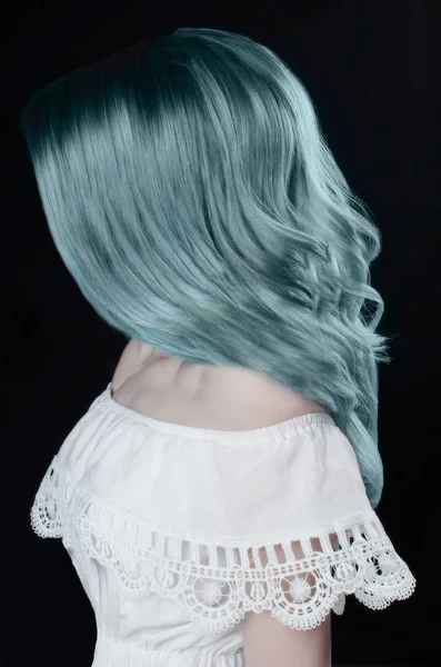 Chica de pelo pintado de color azul — Foto de Stock