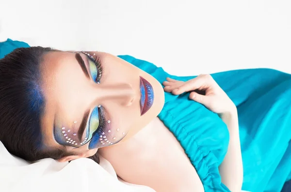 Mujer con maquillaje colorido y cristales —  Fotos de Stock