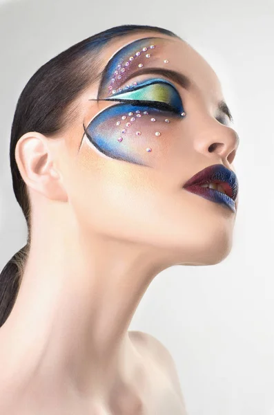 Mujer de belleza con maquillaje colorido y labios azules — Foto de Stock