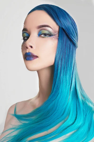 Mulher bonita com maquiagem colorida e cabelo azul — Fotografia de Stock