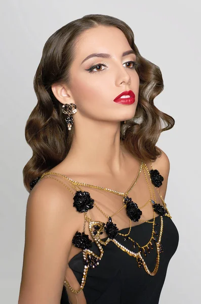 güzel esmer genç kadın