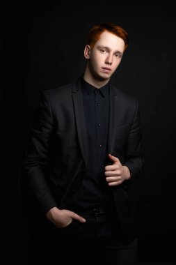 Kırmızı saçlı çocuk siyah aşınmaya