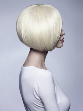 Olağandışı bob saç modeli ile güzel kadın