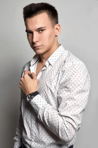 Joven con camisa blanca — Foto de Stock