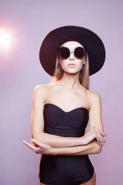 Verano sexy chica en sombrero y gafas de sol —  Fotos de Stock