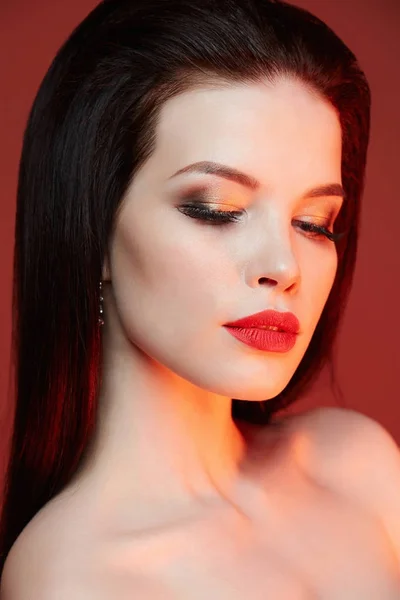 Belleza maquillaje chica sobre rojo fondo —  Fotos de Stock