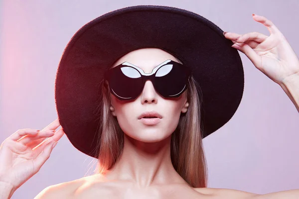 Schönes Model mit Hut und Sonnenbrille — Stockfoto