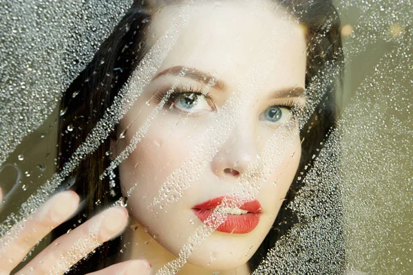 Jonge vrouw achter NAT venster — Stockfoto