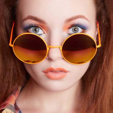 Güneş gözlüklü güzel genç kadın.