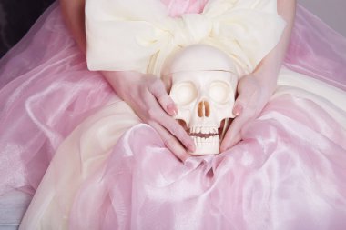 İpek giysili bir kadına skull.unusual fotoğraf tutar