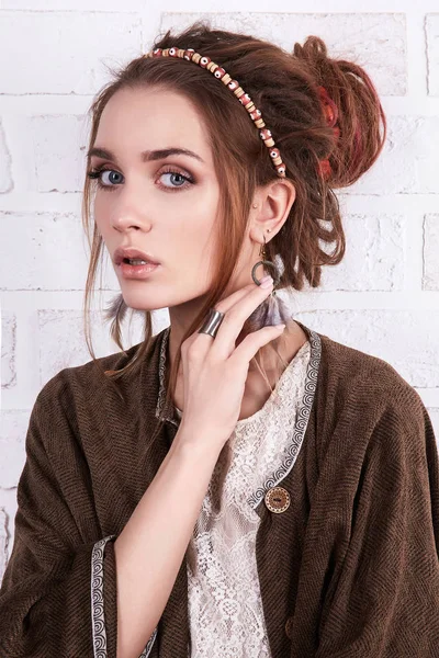 Chica hipster con estilo con peinado y accesorios — Foto de Stock