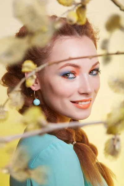 Menina feliz nos ramos de uma árvore — Fotografia de Stock