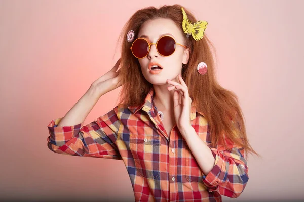 Chica hipster feliz en gafas de sol —  Fotos de Stock