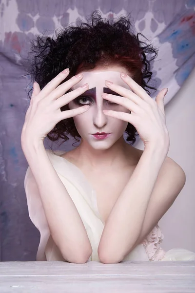 Retrato Mulher Estranha Com Maquiagem Sua Face Scenic Imagem Beleza — Fotografia de Stock