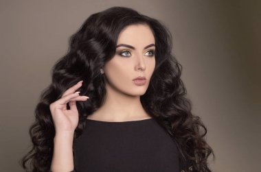 güzel esmer genç kadın