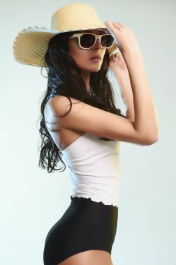 şapka ve güneş gözlüğü kız moda