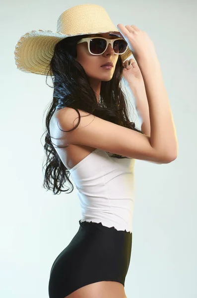 Chica de moda en sombrero y gafas de sol — Foto de Stock