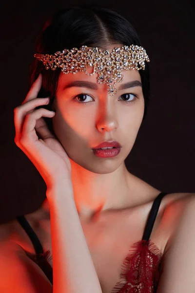 Belle asiatique fille avec bijoux — Photo