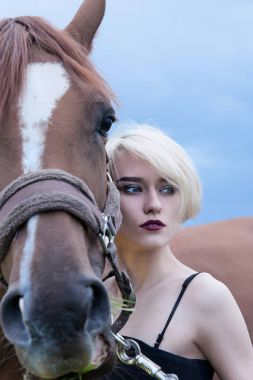 Atı olan güzel genç bir kadın.