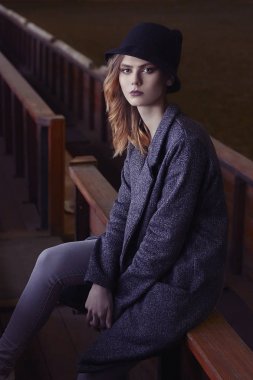 güzel bir genç kadın yürüyüş