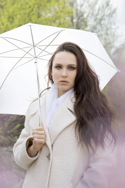 Jeune femme sous un parapluie — Photo