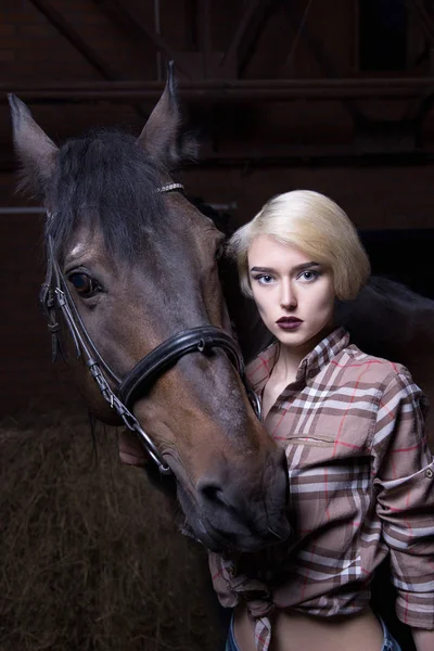 Schöne junge Frau mit Pferd — Stockfoto