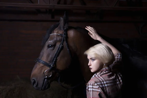 Bela jovem mulher com um cavalo — Fotografia de Stock