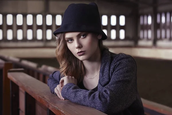 帽子でおしゃれなブロンドの女の子 — ストック写真
