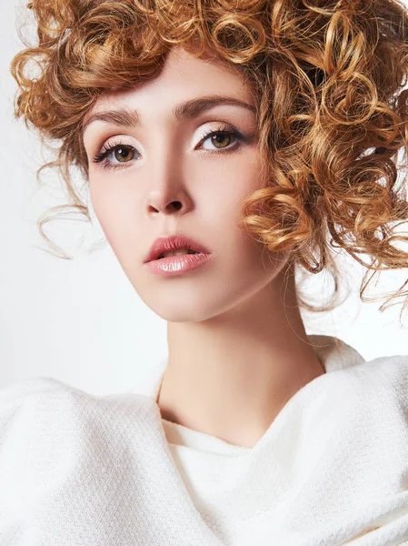 Sağlıklı dalgalı saçlı sarışın kız — Stok fotoğraf