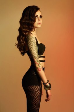 Dövmeli kadın iç çamaşırı giymiş