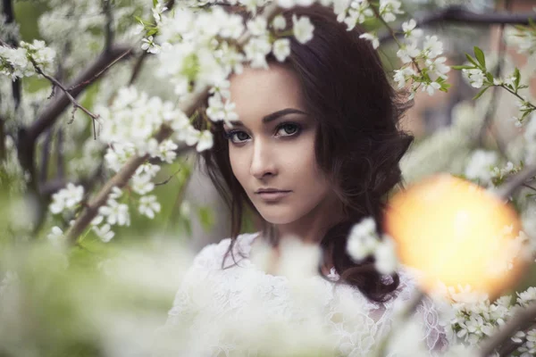 Bellezza giovane donna in fiori di melo — Foto Stock