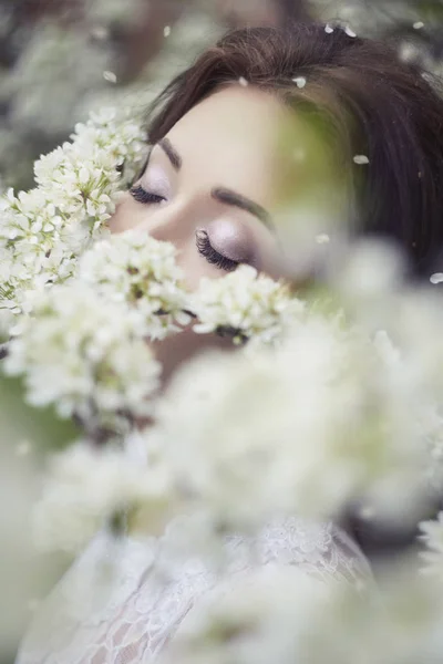 Giovane donna in fiori di melo — Foto Stock