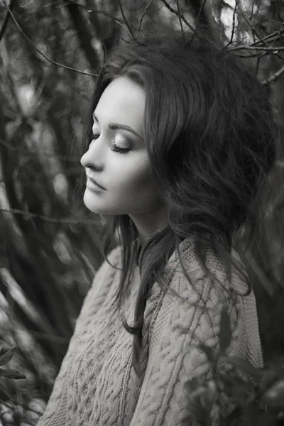 Beautiful girl in autumn Forest — Stock Photo, Image