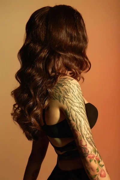 Piękna Brunetka dziewczyny z powrotem tatuaż — Zdjęcie stockowe
