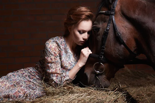 Schöne junge Frau mit Pferd — Stockfoto