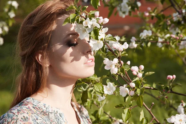 Bellezza giovane donna in fiori di melo — Foto Stock