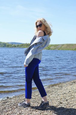 doğa arka plan üzerinde güneş gözlüklü kız