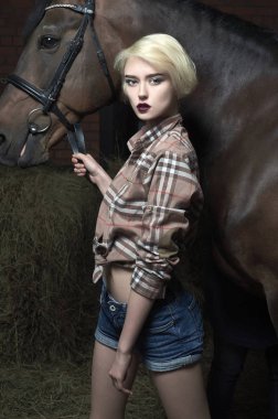 Atı olan güzel genç bir kadın.